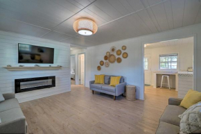 Modern Oak Island Cottage Less Than 3 Miles to Pier!, Oak Island